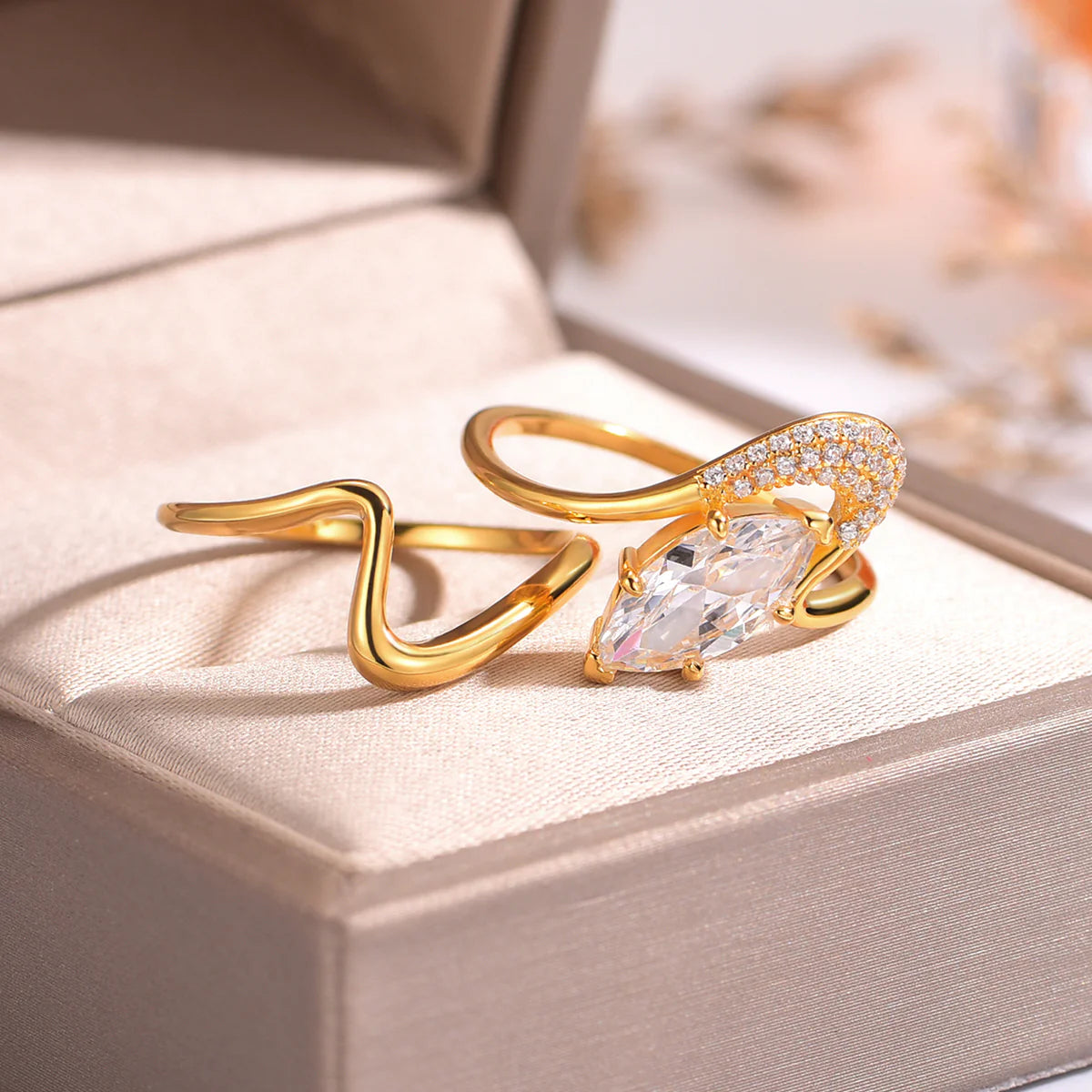 Anneau en Or Vermeil 18K enveloppant Pavé de Zircones Cubiques et Moissanite
