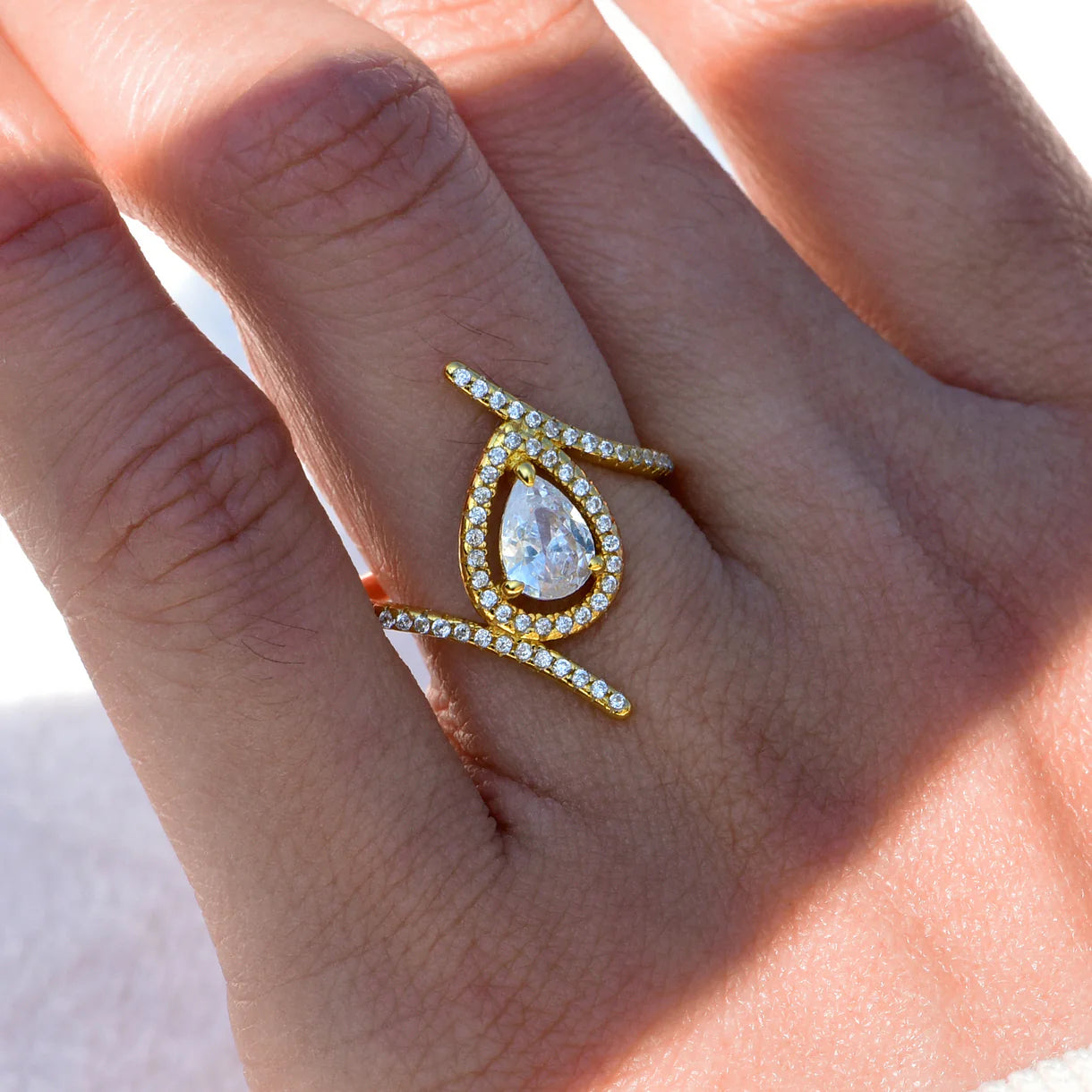 Bague Halo Moissanite Poire Zircones Cubiques Or Jaune 18K