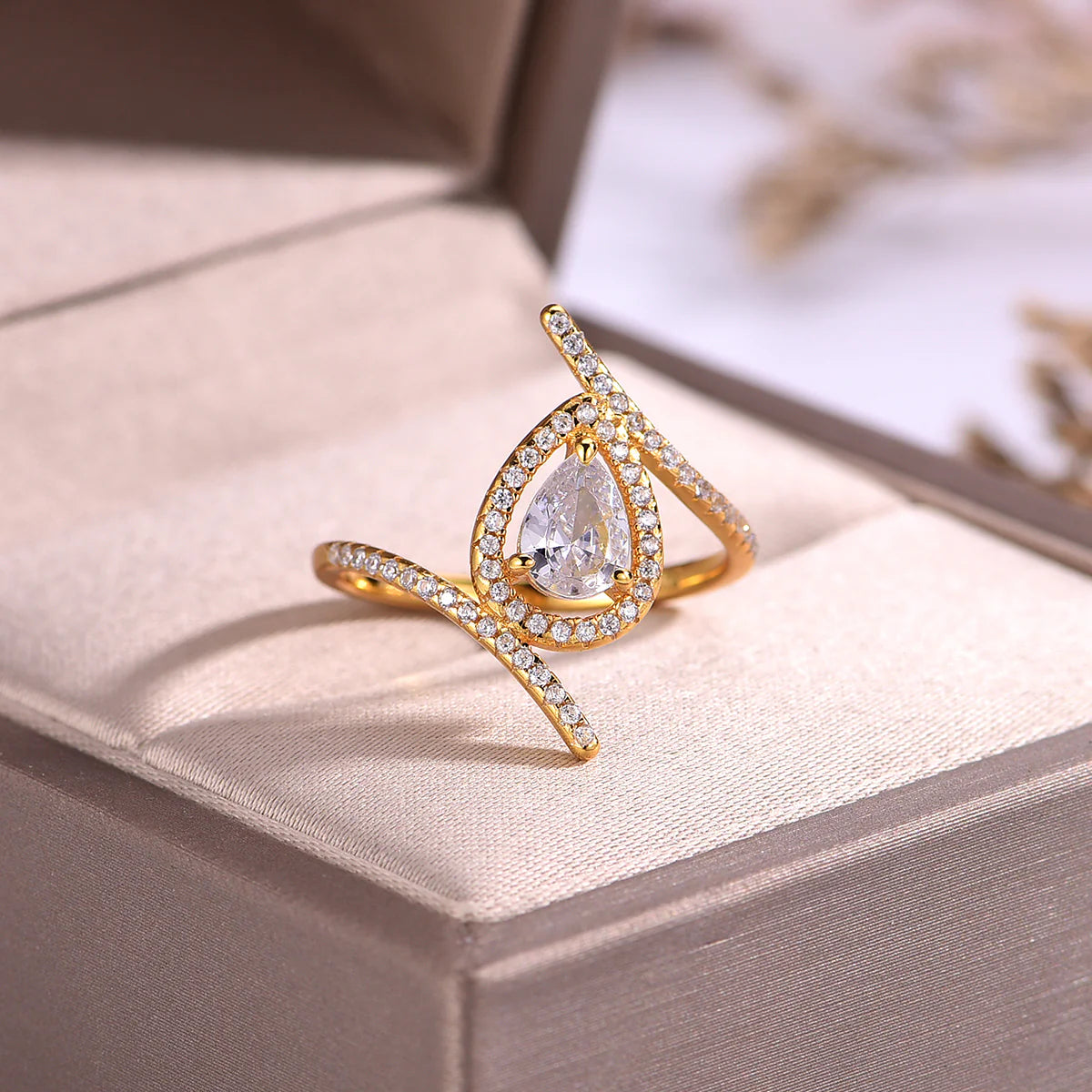 Bague Halo Moissanite Poire Zircones Cubiques Or Jaune 18K