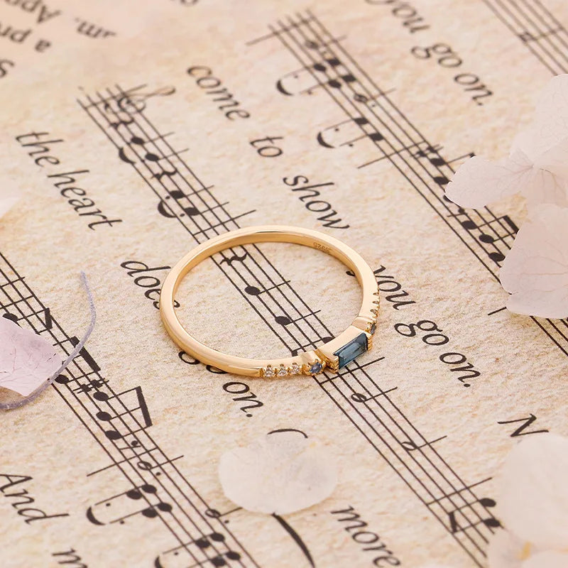Bague en or vermeil et topaze bleue Bijoux simples et quotidiens